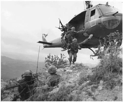 A 1st Cavalry platoon and their M16s hit the ground in Vietnam April 1967 - фото 94