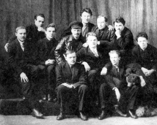 С выпускниками Института Красной профессуры школа Бухарина Слева направо - фото 23