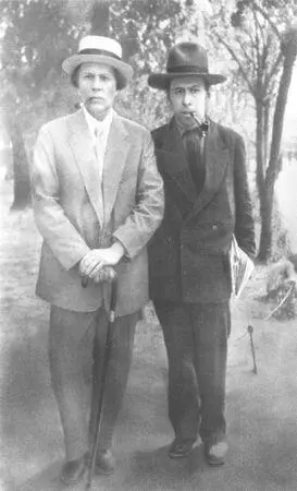 С Алексеем Николаевичем Толстым в Москве на Тверском бульваре 1918 г - фото 3