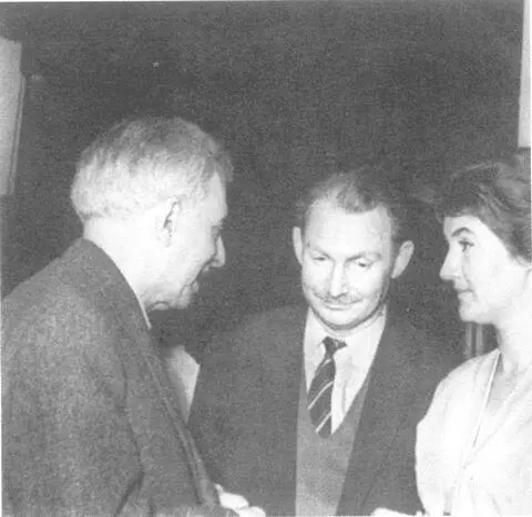 С Борисом Слуцким и его женой Таней Они дружили с Ильей Григорьевичем и - фото 12
