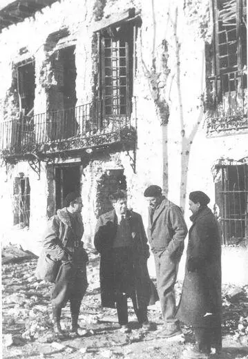 1937 год Эренбург и Хемингуэй в осажденном Мадриде Он искренне гордился - фото 40