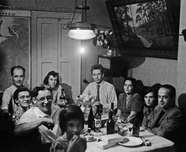Праздник Слева направо Элла дядя Миша Михаил Александрович Садовский - фото 14