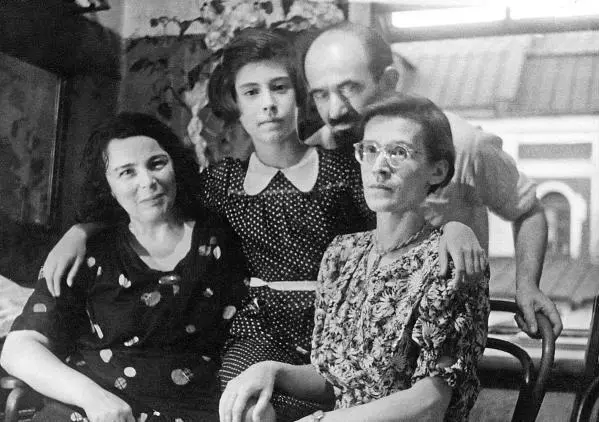 Ленинград в гостях у Михлиных тётя Витя Эллочка дядя Зяма и Мама - фото 24
