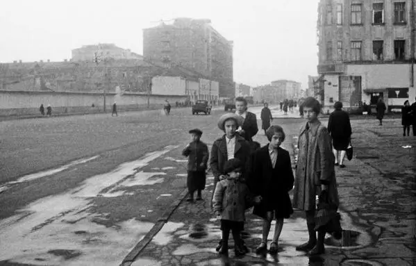 Москва 1я Мещанская улица На переднем плане Нина Анна Элла и Мишенька - фото 30