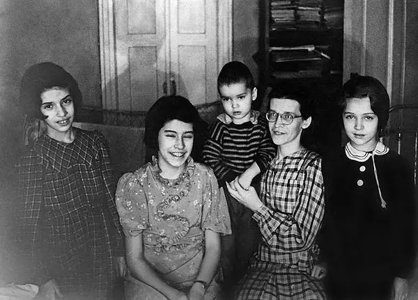Нина Элла Миша Мама и Анна Праздник Элла Анна Нина За роялем Эллочка - фото 33