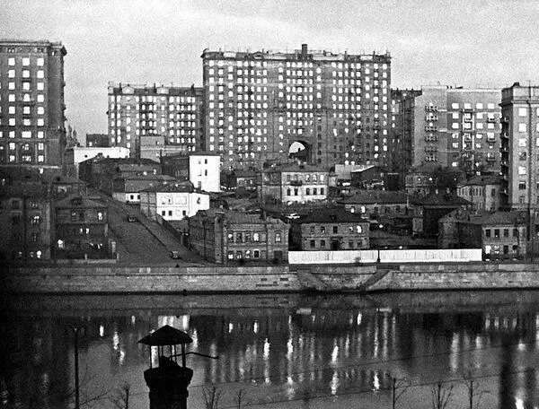 Вид из окна родительской спальни Новая квартира с уже прорубленной дверью - фото 82