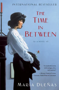 María Dueñas The Time in Between обложка книги