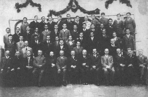 Група професорів і випускників гімназії ім Яґелла в 1935 році Бруно Шульц - фото 13