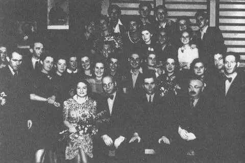 Випускники та вчителі гімназії Блятта 1940 За подібної вразливості сама лиш - фото 22