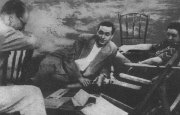 На даче под Ленинградом станция Ольгино Рядом Л А Чалова Лето 1940 г - фото 38