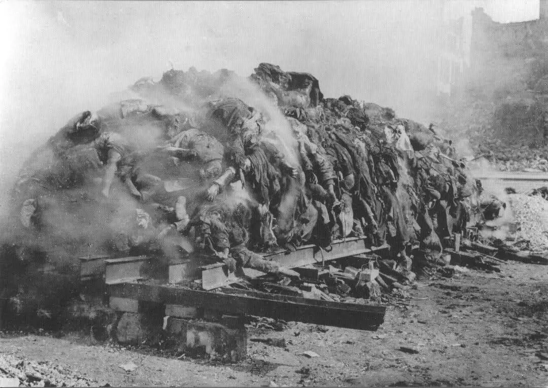 Иллюстрация 2 Один из костров на площади Альтмаркт в Дрездене февраль 1945 - фото 2