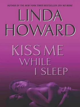 Linda Howard Kiss Me While I Sleep обложка книги