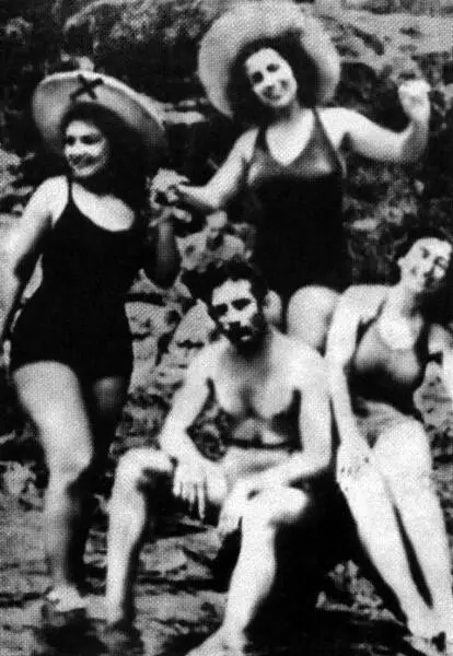 Мария крайняя слева в период учебы в консерватории 1940 Мария Каллас - фото 3