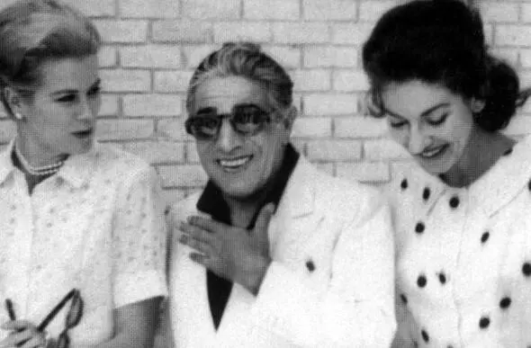 Мария в компании Аристотеля Онассиса и Грейс Келли во время круиза на яхте - фото 23