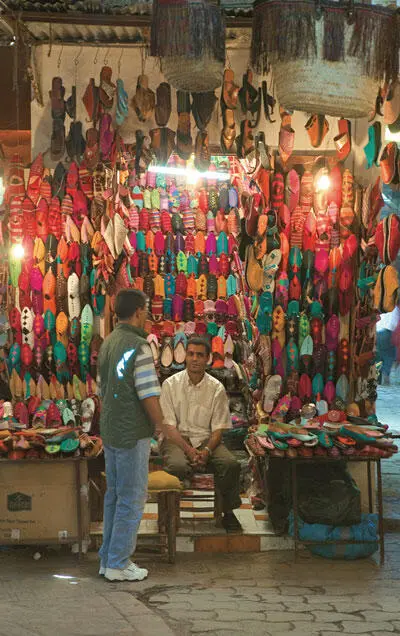 Как и в прежние времена на базаре в Марракеше продают украшенные вышивкой - фото 10