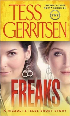 Tess Gerritsen Freaks: A Rizzoli & Isles Short Story обложка книги