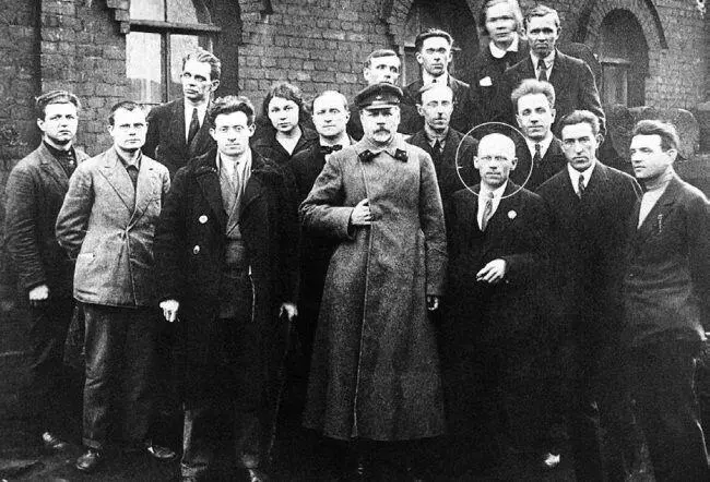 Начальник СКБ2 в 19341937 годах главный конструктор Т28 Олимпий Митрофанович - фото 8