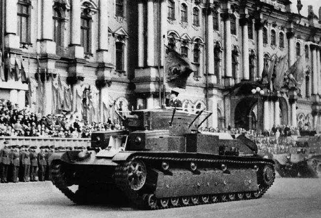 Т28 во время парада на площади Урицкого Ленинград 1 мая 1936 года На фото - фото 18