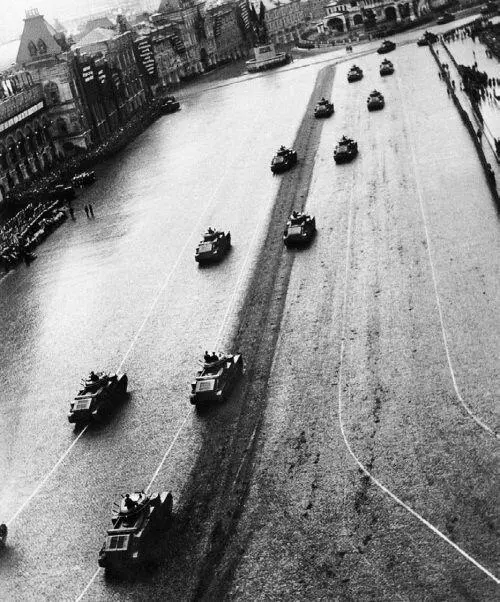 Танки Т28 проходят по Красной площади Москва 1 мая 1937 года Хорошо - фото 22