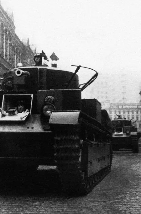 Танк Т28 выпуска 1934 года выходит на Красную площадь во время парада Москва - фото 23