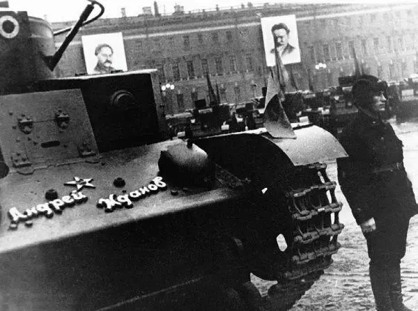 Именной танк Андрей Жданов перед парадом Москва 7 ноября 1937 года С июня - фото 24