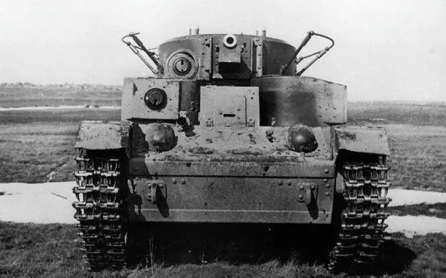 Общие виды танка Т28 выпуска 1936 года Машина имеет колпак над вентилятором с - фото 28