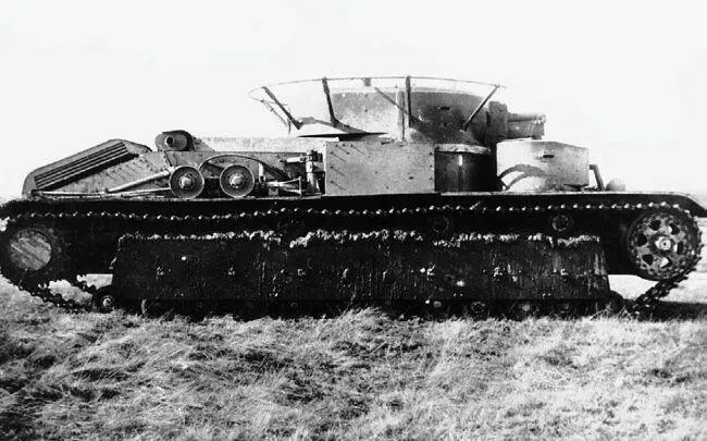 Танк Т28 выпуска 1936 года вид справа Хорошо видна укладка ЗИПа запасная - фото 30