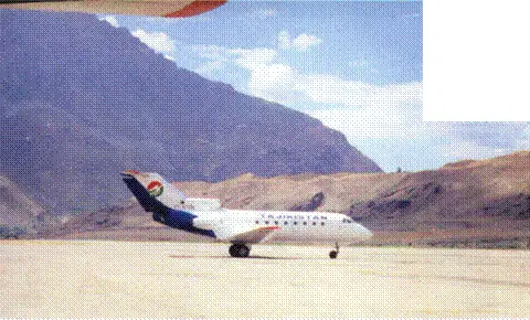 Слева Як40 EY87365 авиакомпании TAJIKISTAN на высокогорном аэродроме Хорог - фото 44
