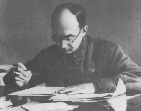 М Бажан редактирует газету 1942 г М И Калинин вручает М Бажану орден - фото 3