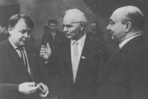 На XXII съезде КПСС 1961 г А Т Твардовский С П Щипачев М П Бажан - фото 6