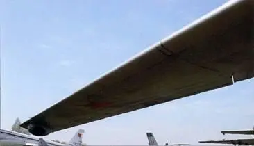 Консоль правой плоскости крыла самолета Ту95 Носовая часть фюзеляжа с - фото 58