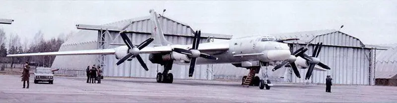 Ту95МС на стоянке Предстартовая проверка двигателей самолета Ту95МС - фото 83