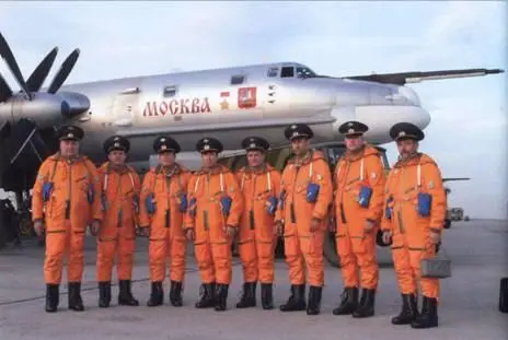 Экипаж Ту95МС после вылета Ту95МС на стоянке Аэродром Дягилево - фото 86
