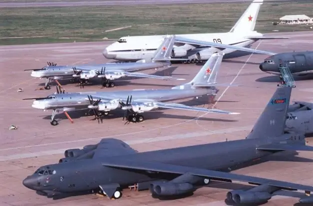 Самолеты Ту95МС во время визита в США Кабина экипажа Ту95МС Рабочие - фото 93