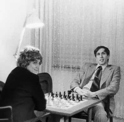 Regina Fischer wearing a blond wig as a disguise secretly visited Bobby in - фото 90