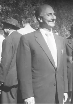 The ebullient Carmine Nigro Bobbys first chess teacher visited New Yorks - фото 78