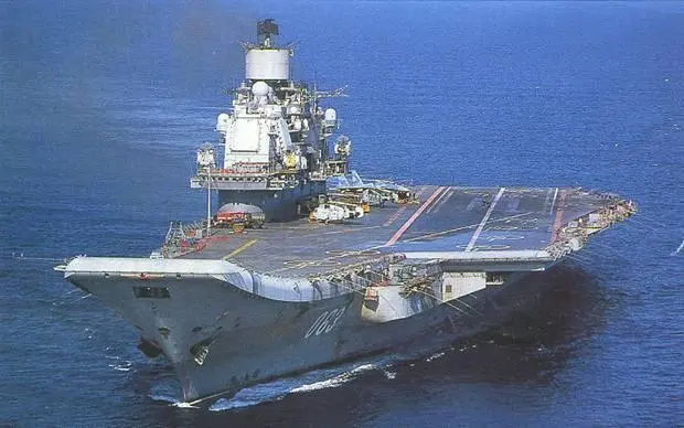 Контрадмирал Ларионов прохаживался перед собравшимися в адмиральском салоне - фото 1
