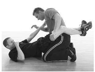 Control by pushing the attacker away with your hips and legs Control by - фото 229
