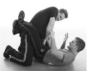 Straight punch Elbow strike Gouging Training TipNever overextend your - фото 239