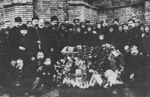 Пиросманашвили среди участников похорон Васо Кочлашвили Конец 1916 г - фото 15