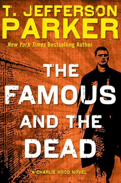 T. Parker The Famous and the Dead обложка книги