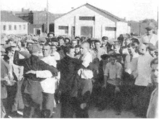 Во дворе тюрьмы 1929 Однажды прорвало дамбу и сколотив группу добровольцев - фото 4