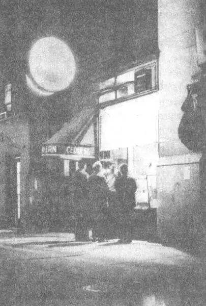 Завсегдатаи таверны Кедр24 Юниверситиплейс 1959 год К середине 1950х - фото 19