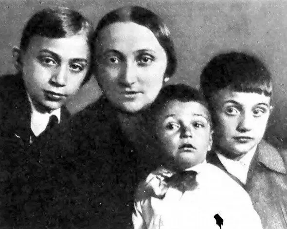 З А Никитина с сыновьями Она говорит И для этого ты меня вызывал Ты же - фото 12