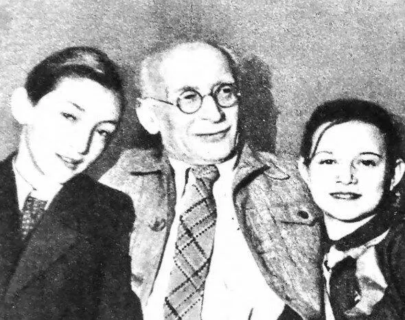 Б М Эйхенбаум с Мишей Козаковым и внучкой Лизой Дядя Толя Мариенгоф с отцом - фото 13