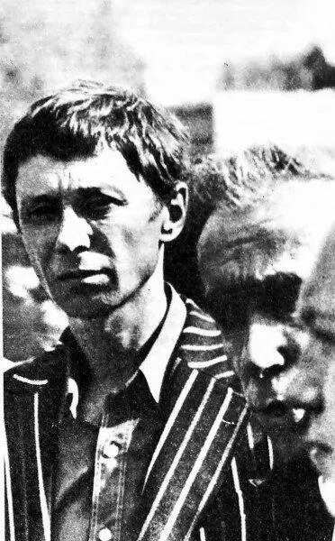 Олег Даль на похоронах Владимира Высоцкого 1980 А Дальто поступил к нам в - фото 27