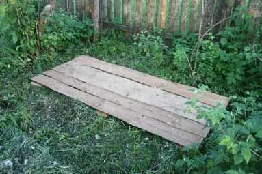 Здесь к примеру на садовом участке используется доска для выравнивания - фото 4