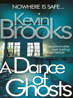 Kevin Brooks Dance of Ghosts обложка книги