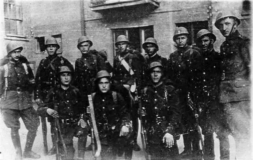 Службовці 115 шуцбатальйону у бойовому спорядженні Київ 1942 р Тимчасове - фото 16