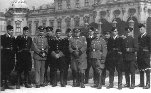 Офіцери і солдати 116 шуцбатальйону в чорних одностроях на екскурсії в - фото 21